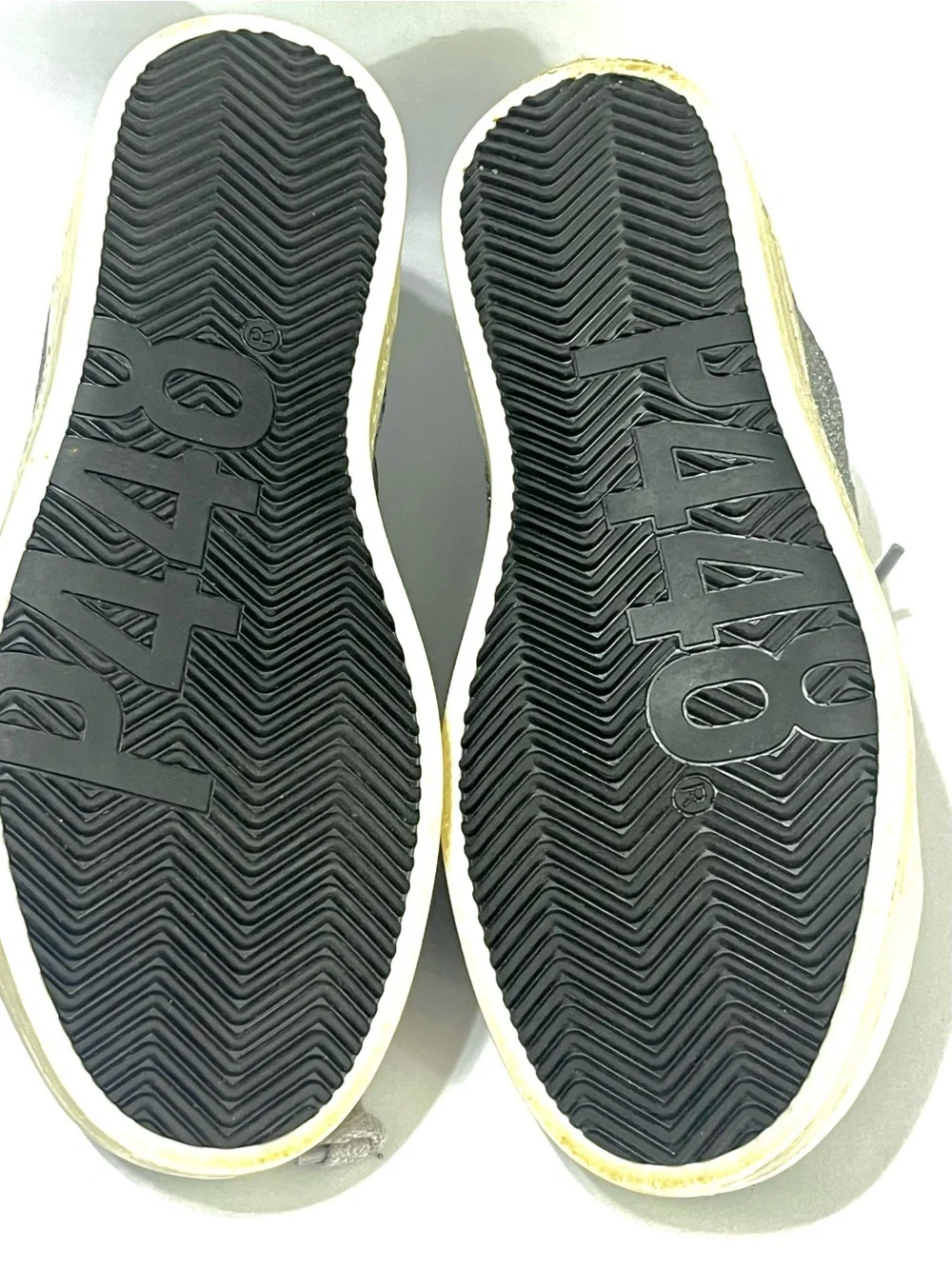 P448 John Sneakers in Sparkling Silver & Black Glitter Sz 6